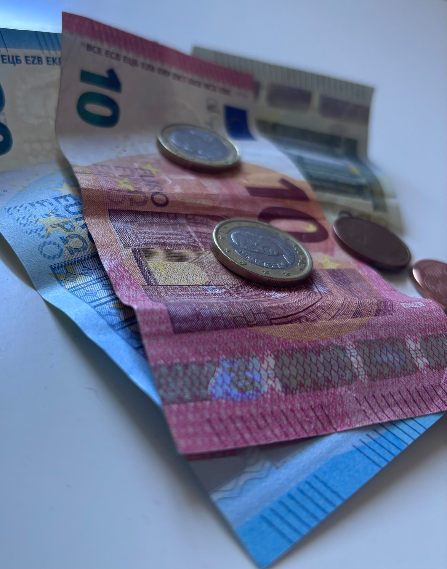 Euro-Scheine und Münzen als Symbol für transparente Honorare